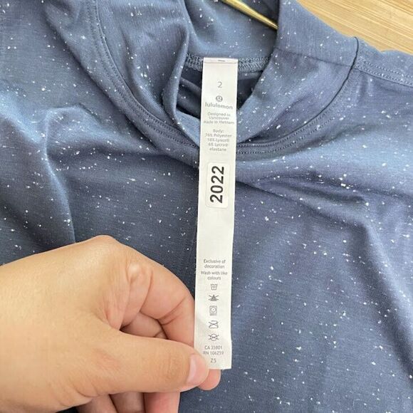 Lululemon Top Size 2 Blue Tie Back Wrap Around Mock Neck Tank Time To Restore - Picture 10 of 11